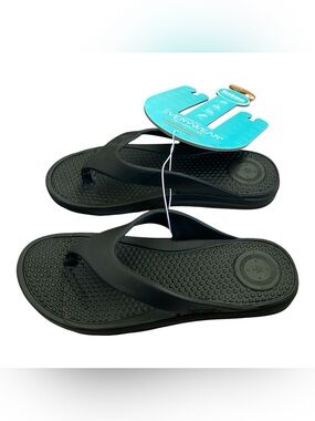 New totes made with Everywear Technology rubber sandals men’s size 9